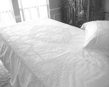 Princess Anne Style Duvet (B&W).JPG (25141 bytes)